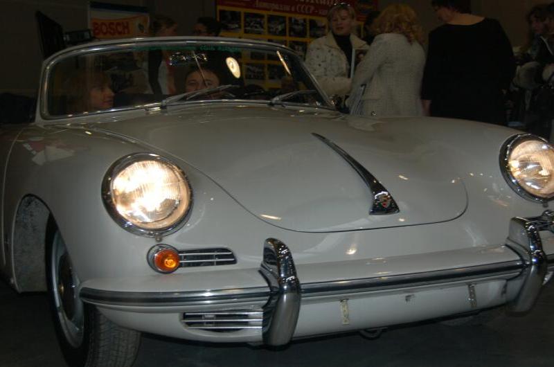 Белый классический кабриолет Porsche 356 с хромированными бамперами и фарами