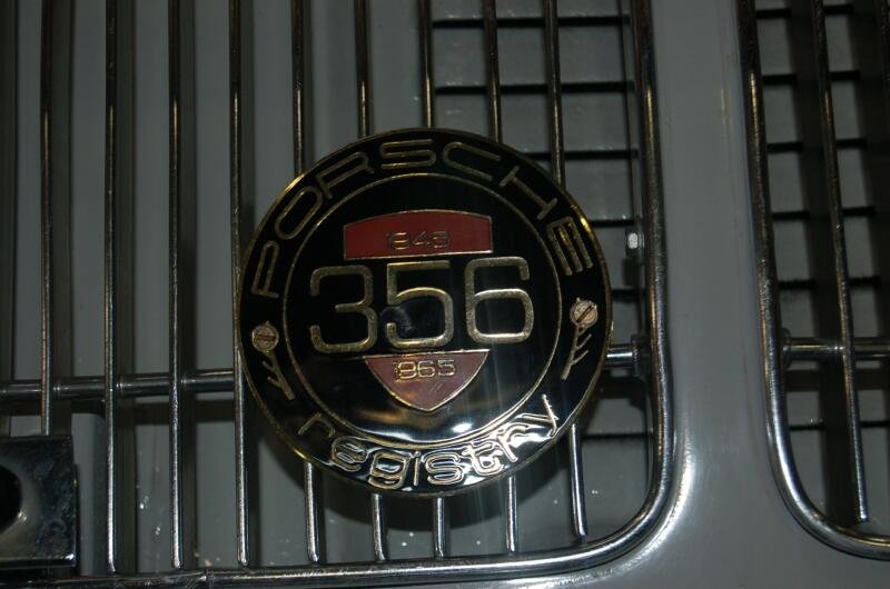 Oldtimer, Россия, 2006: эмблема Porsche 356 Registry на решётке радиатора