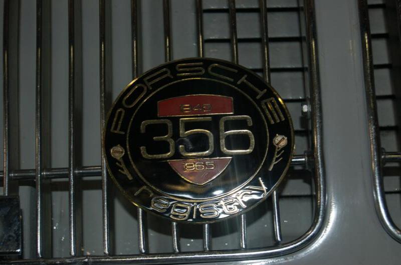 Oldtimer, Россия, 2006: эмблема Porsche 356 Registry на решётке радиатора