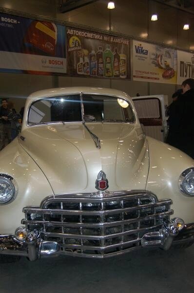 Oldtimer 2006: кремовый советский автомобиль на выставке в России