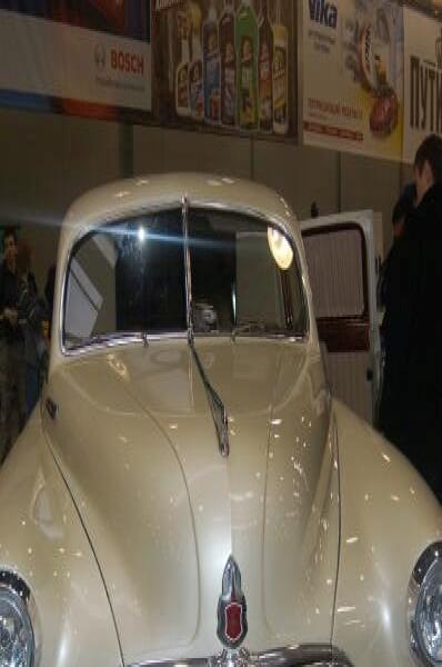 Oldtimer 2006: кремовый советский автомобиль на выставке в России