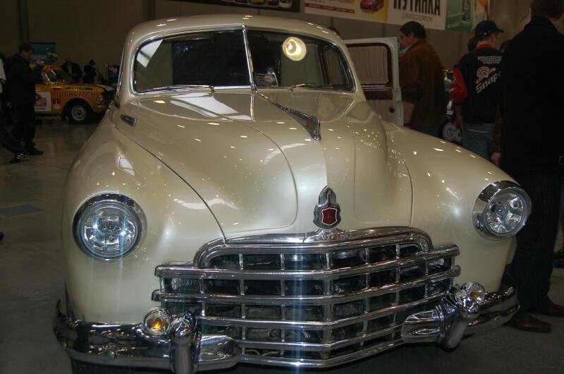 Oldtimer 2006: кремовый хардтоп с хромированным решетом в зале выставки