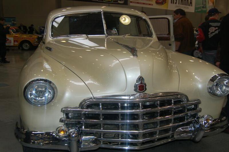 Oldtimer 2006: кремовый хардтоп с хромированным решетом в зале выставки