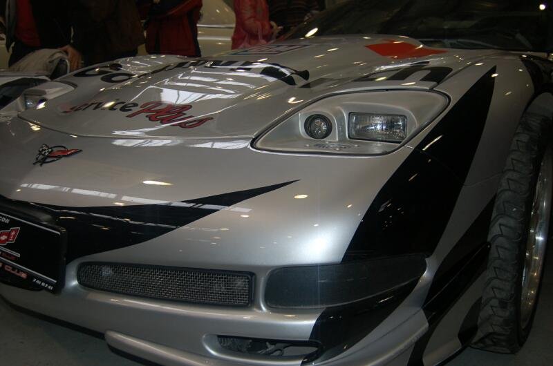 Oldtimer 2006: серебристый гоночный Corvette с чёрными графическими полосами