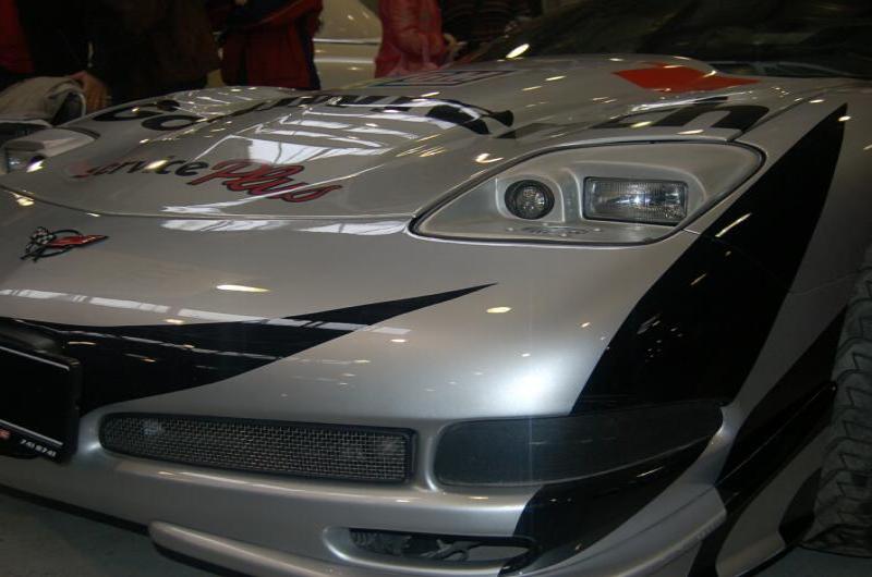 Oldtimer 2006: серебристый гоночный Corvette с чёрными графическими полосами