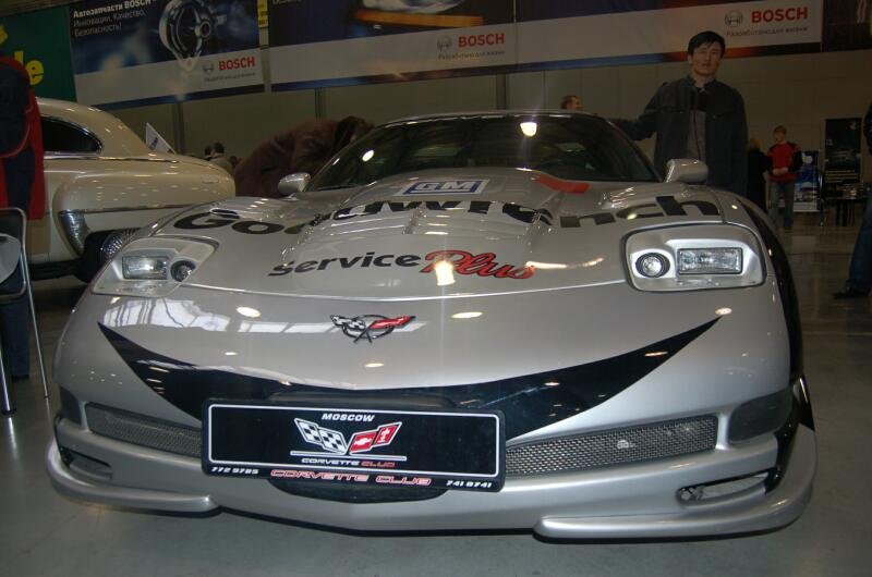 Oldtimer-выставка в Москве, 2006: серебристый Corvette с Goodwrench и GM на капоте