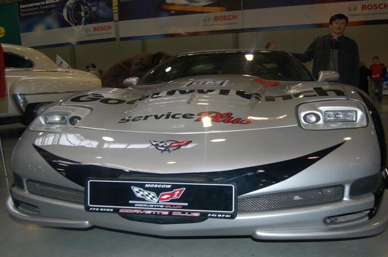 Oldtimer-выставка в Москве, 2006: серебристый Corvette с Goodwrench и GM на капоте