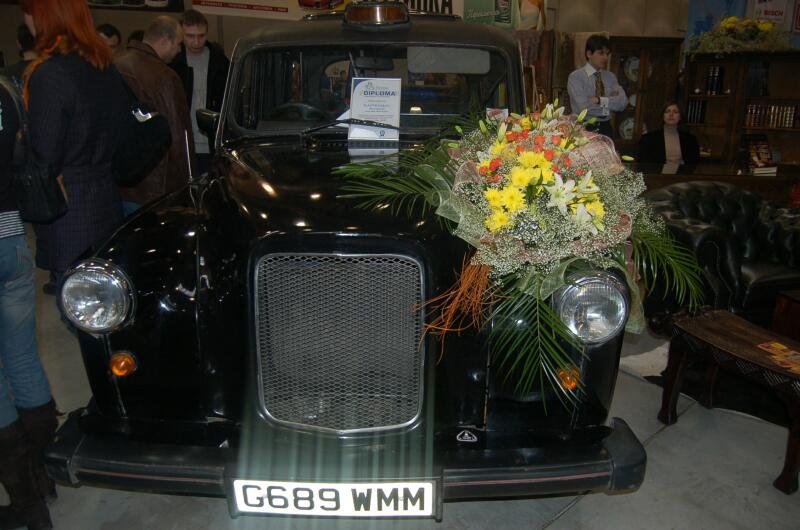 Oldtimer 2006: чёрный такси с букетом у входа в выставку