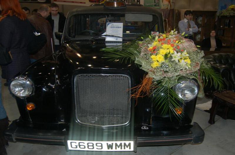Oldtimer 2006: чёрный такси с букетом у входа в выставку