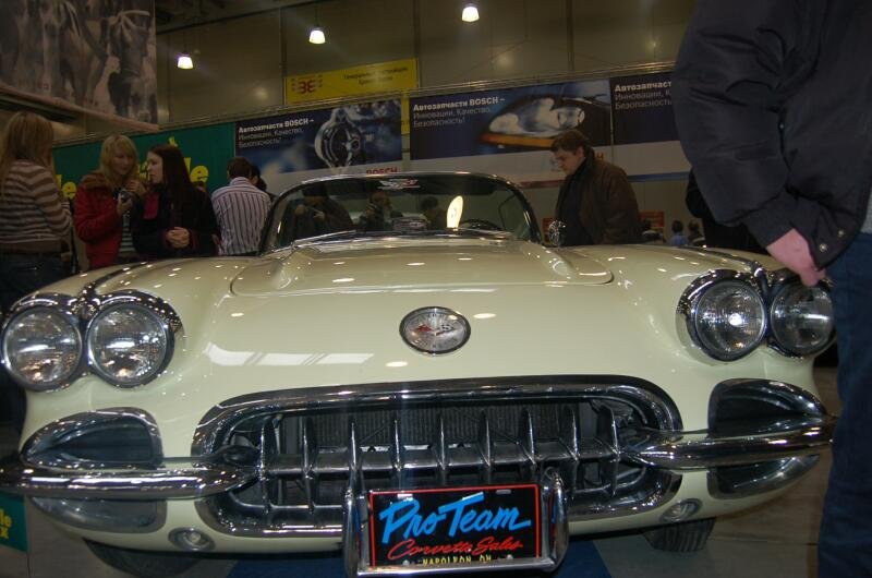 Oldtimer-выставка в Москве, 2006: кремовый Corvette C1 на стойке Pro Team