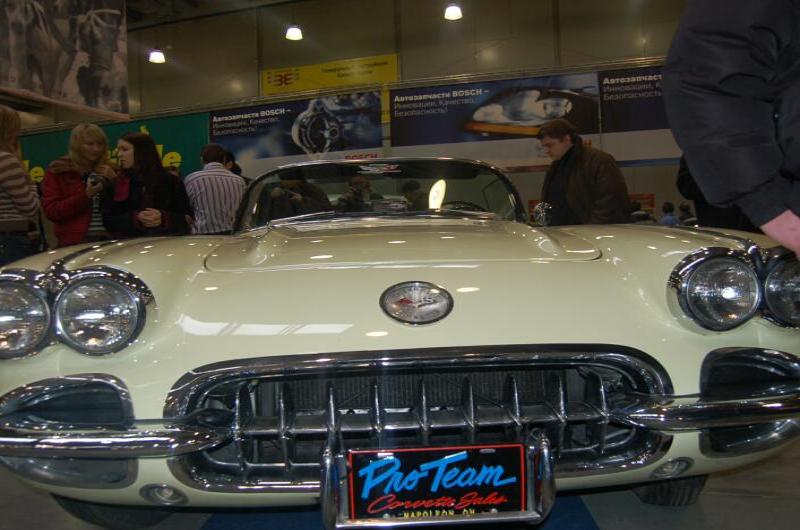 Oldtimer-выставка в Москве, 2006: кремовый Corvette C1 на стойке Pro Team