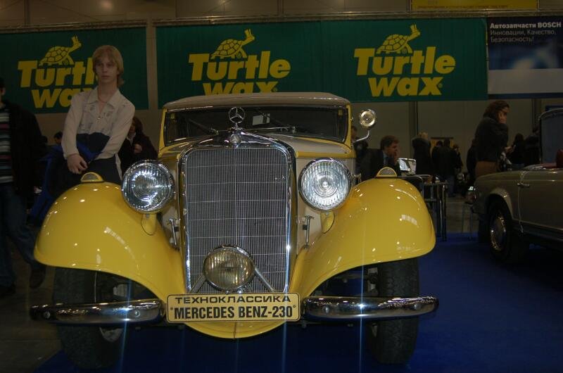 Oldtimer 2006: жёлтый Mercedes-Benz-230 на выставке в России