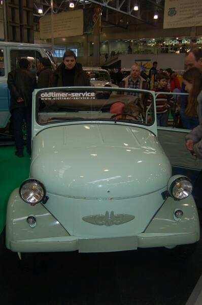 Oldtimer-2006: светло-зелёный ГАЗ-М-20 в зале выставки
