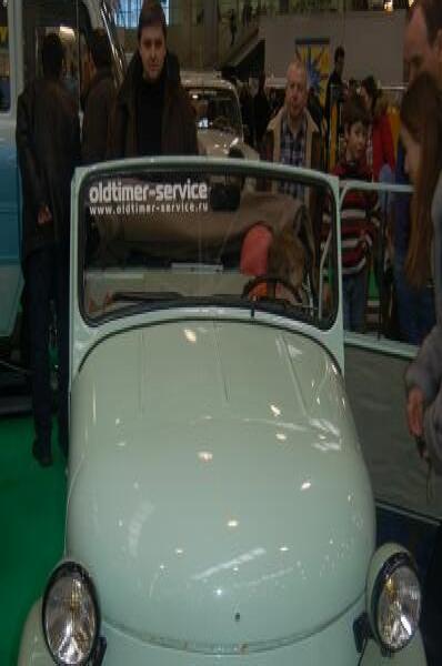 Oldtimer-2006: светло-зелёный ГАЗ-М-20 в зале выставки