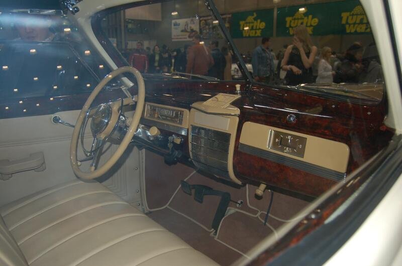 Oldtimer 2006: салон ретро-автомобиля с бургундским панелированием и кремовым рулём