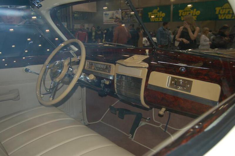 Oldtimer 2006: салон ретро-автомобиля с бургундским панелированием и кремовым рулём