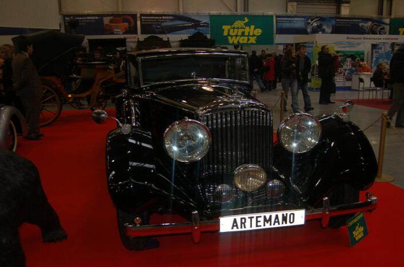 Oldtimer 2006, Москва: чёрный ретроавтомобиль с табличкой «ARTEMANO»