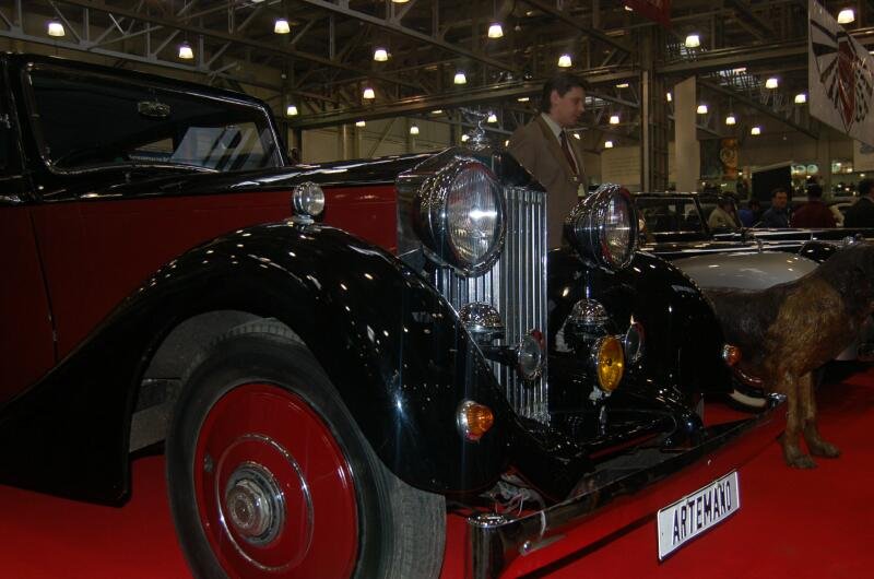 Oldtimer 2006, Москва: черный ретро-роллс-ройс с красными дисками