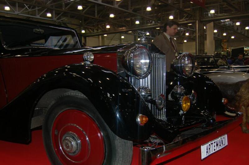 Oldtimer 2006, Москва: черный ретро-роллс-ройс с красными дисками