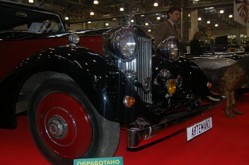 Oldtimer-выставка в Москве, 2006: черный Rolls-Royce с красными дисками