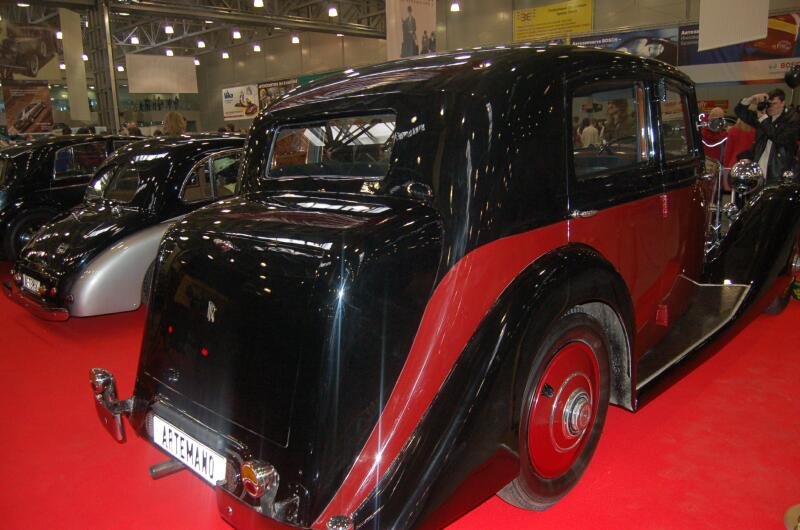 Oldtimer 2006: чёрно-красный ретроавтомобиль на красном ковре в выставочном зале