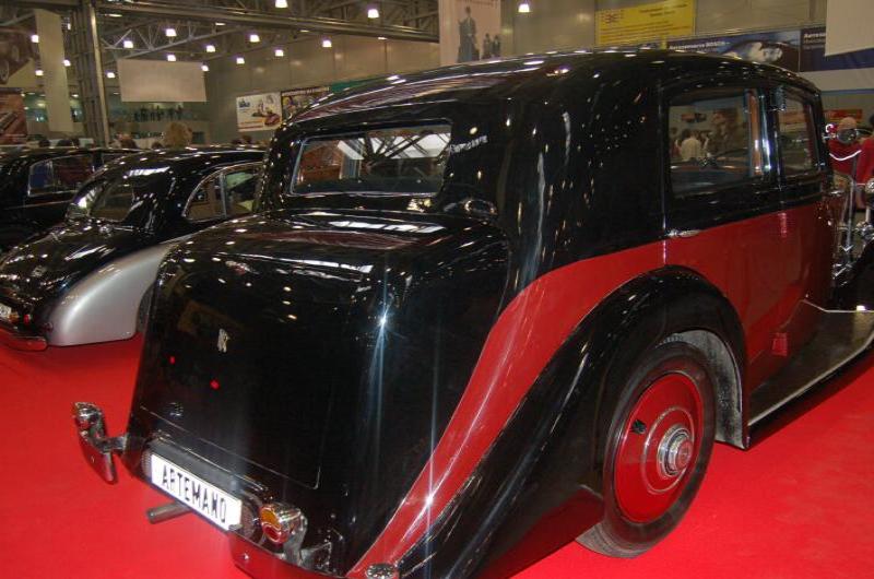 Oldtimer 2006: чёрно-красный ретроавтомобиль на красном ковре в выставочном зале