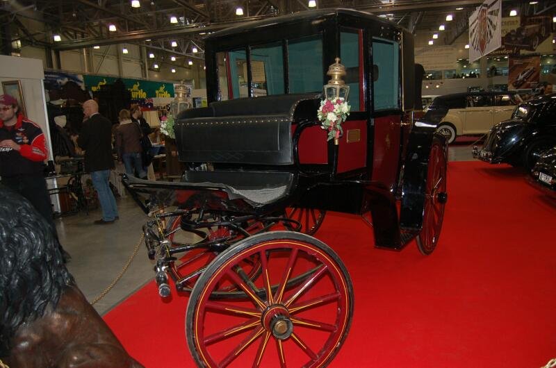 Oldtimer-выставка в Москве, 2006: чёрная карета на красном ковре