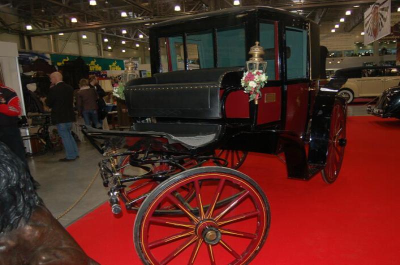 Oldtimer-выставка в Москве, 2006: чёрная карета на красном ковре