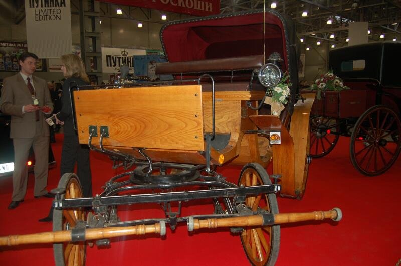 Oldtimer-выставка в Москве, 2006: деревянная карета с резными деталями