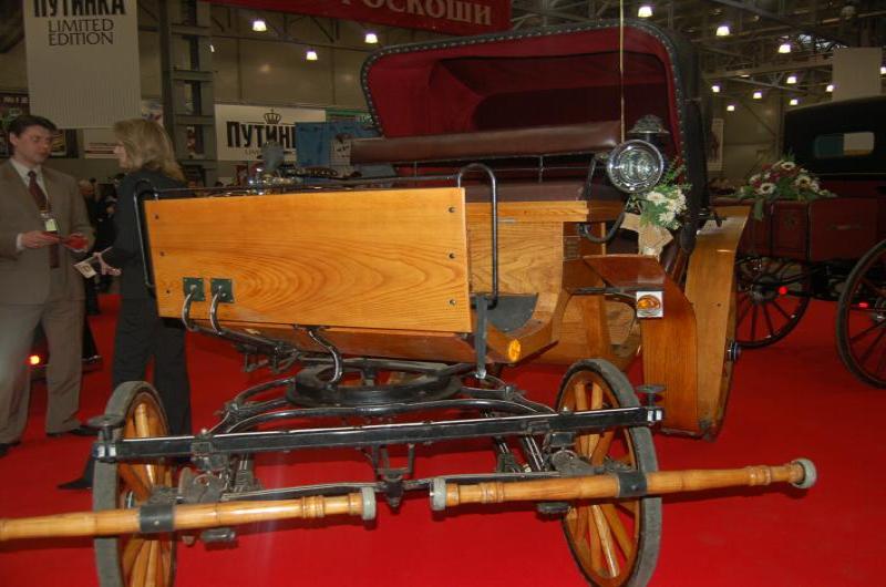 Oldtimer-выставка в Москве, 2006: деревянная карета с резными деталями