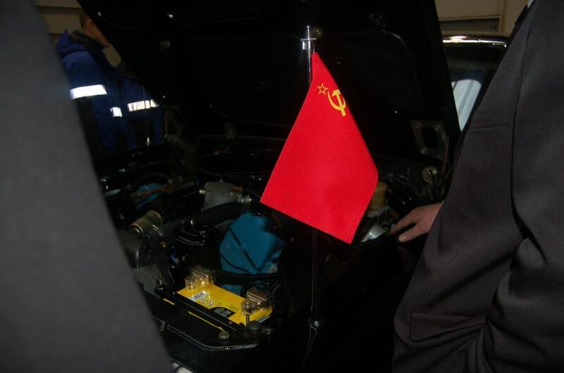 Oldtimer-выставка в России, 2006: флаг СССР у открытого капота авто