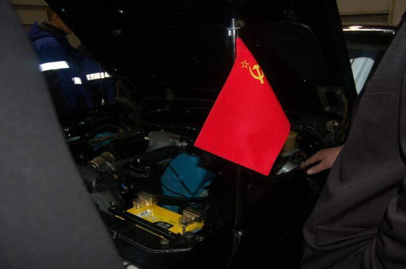 Oldtimer-выставка в России, 2006: флаг СССР у открытого капота авто