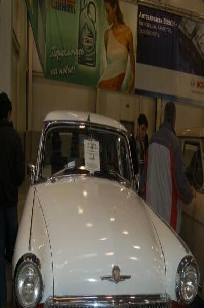 Oldtimer 2006: белый советский автомобиль на выставке в Москве