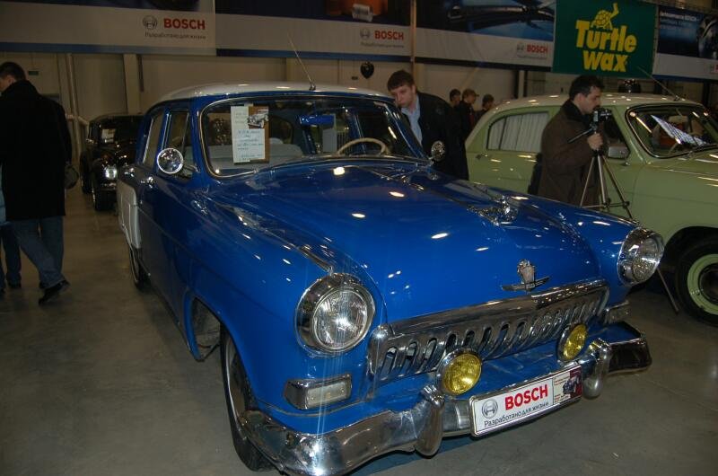 Oldtimer-выставка в Москве, 2006: синий советский автомобиль с «Тurtle Wax» и «BOSCH» на стендах