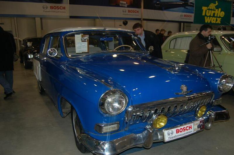 Oldtimer-выставка в Москве, 2006: синий советский автомобиль с «Тurtle Wax» и «BOSCH» на стендах