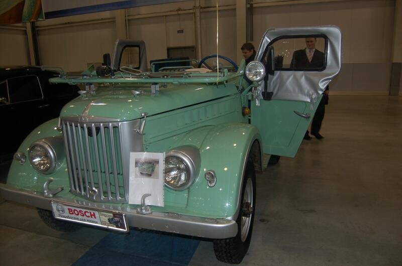 Oldtimer 2006: зелёный советский джип с Bosch на бампере в выставочном зале