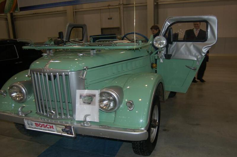 Oldtimer 2006: зелёный советский джип с Bosch на бампере в выставочном зале
