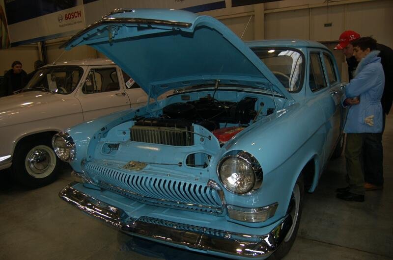 Oldtimer 2006: голубая Лада-Седан с поднятым капотом в выставочном зале