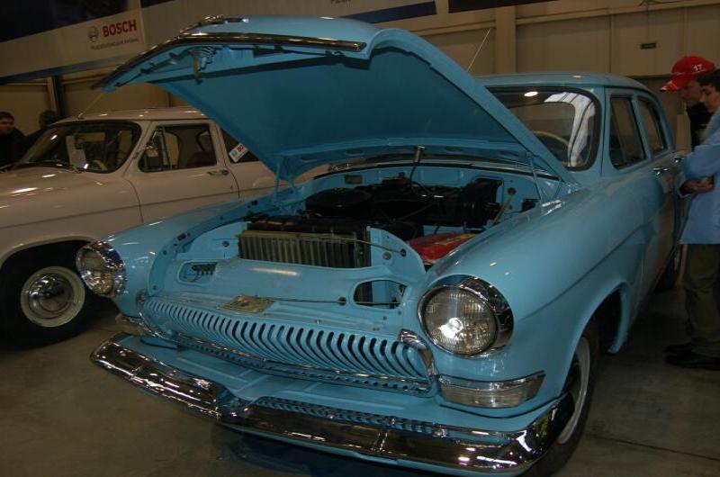 Oldtimer 2006: голубая Лада-Седан с поднятым капотом в выставочном зале