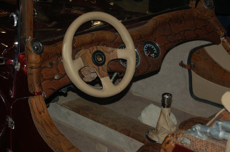 Oldtimer 2006: змеиная кожа на рулевом колесе и приборной панели