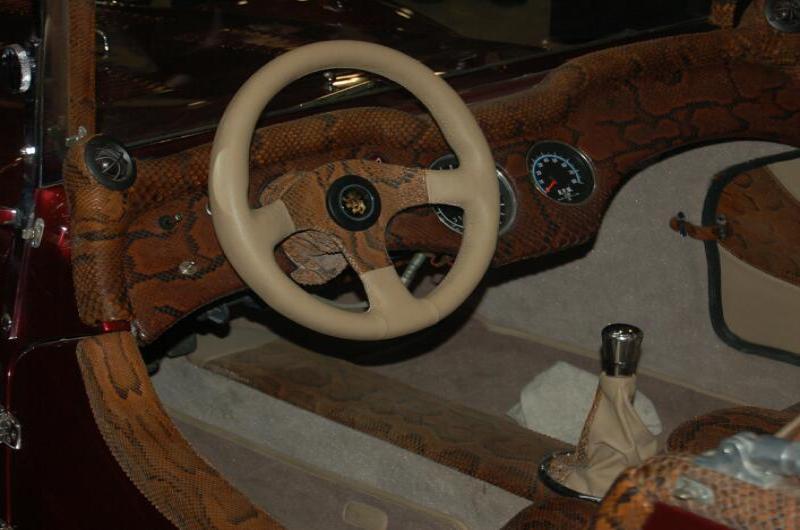 Oldtimer 2006: змеиная кожа на рулевом колесе и приборной панели