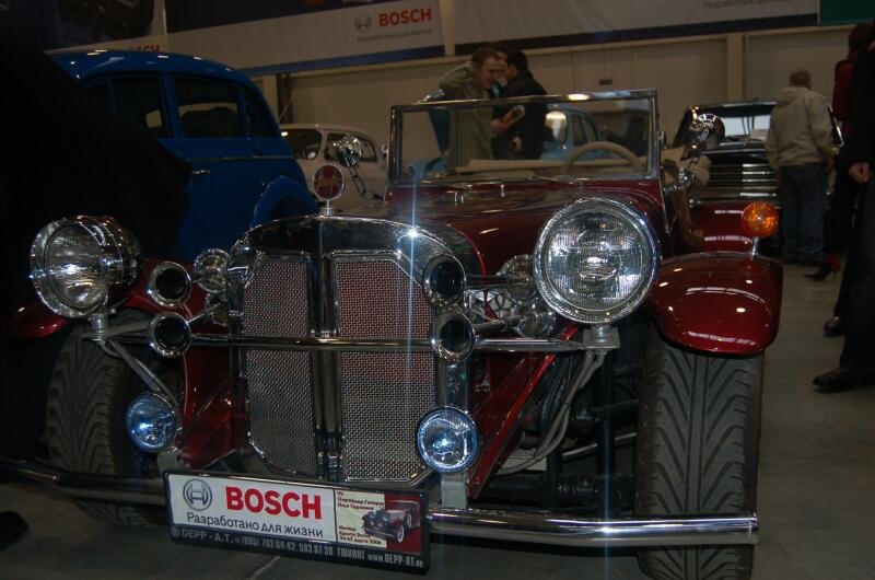 Oldtimer-выставка в России, 2006: красный ретроавтомобиль с хромированным бампером