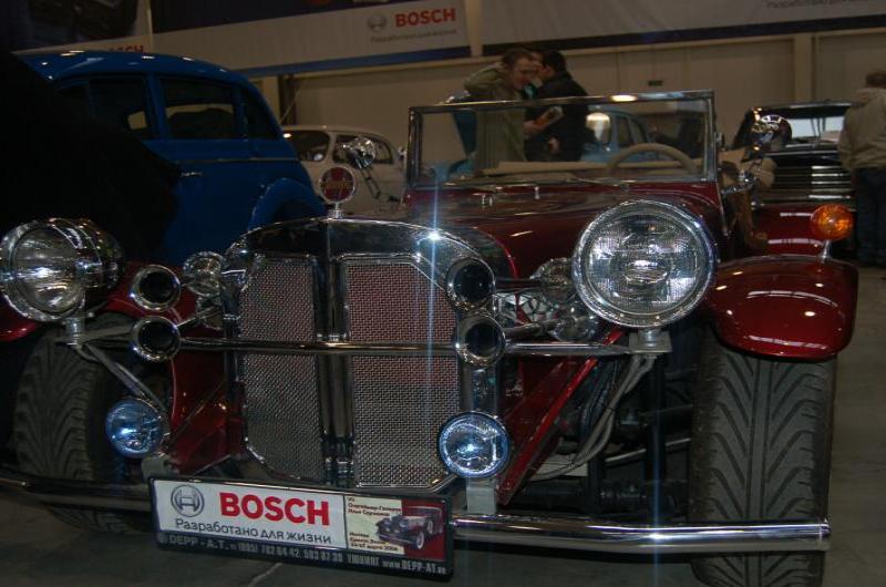 Oldtimer-выставка в России, 2006: красный ретроавтомобиль с хромированным бампером