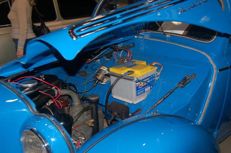 Синий старинный автомобиль на Oldtimer-выставке в России, 2006
