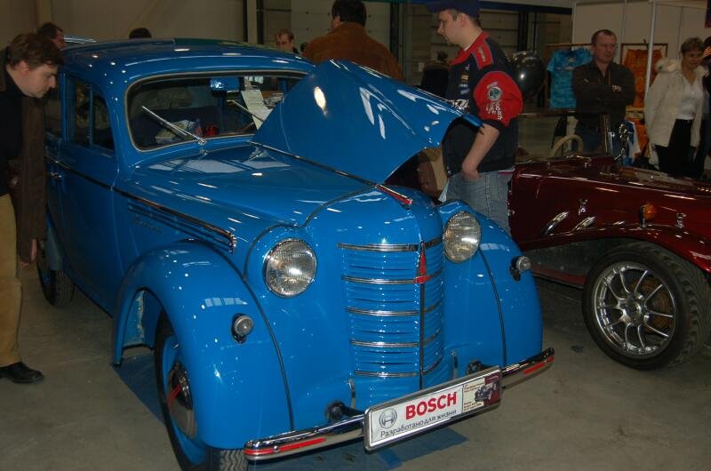 Синий старинный автомобиль на Oldtimer-выставке в России, 2006