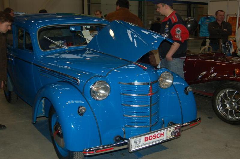 Синий старинный автомобиль на Oldtimer-выставке в России, 2006