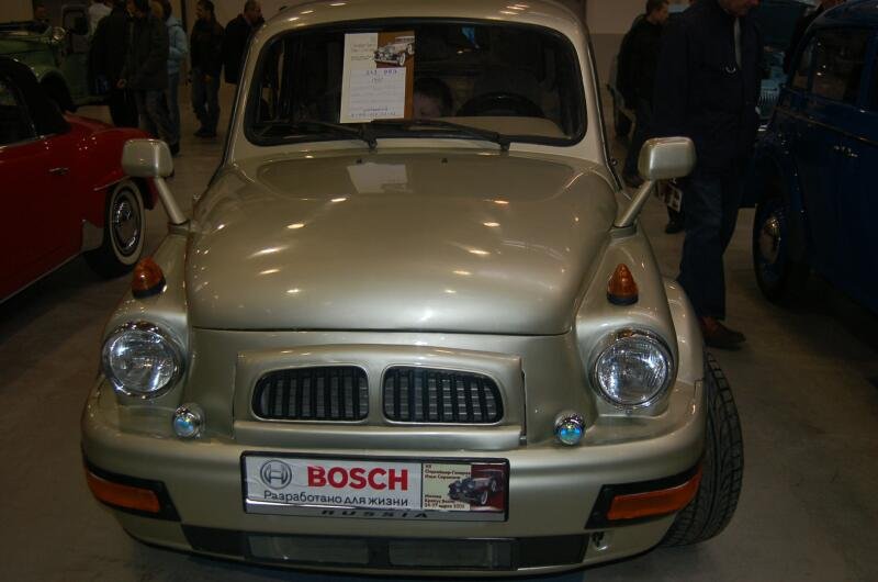 Oldtimer 2006: золотистый «Русич» с Bosch-надписью на выставке в России