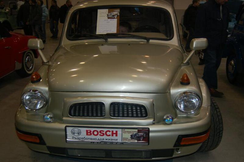 Oldtimer 2006: золотистый «Русич» с Bosch-надписью на выставке в России