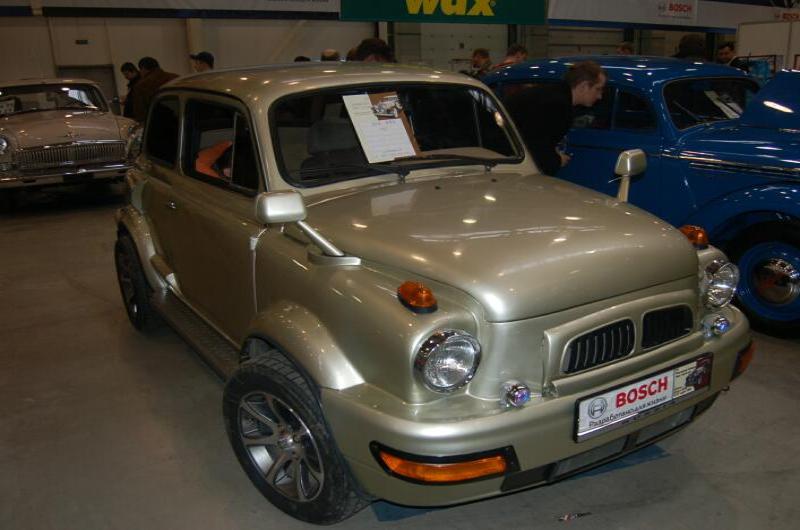 Oldtimer-выставка в Москве, 2006: золотистый кроссовер с «капотом-шлемом»