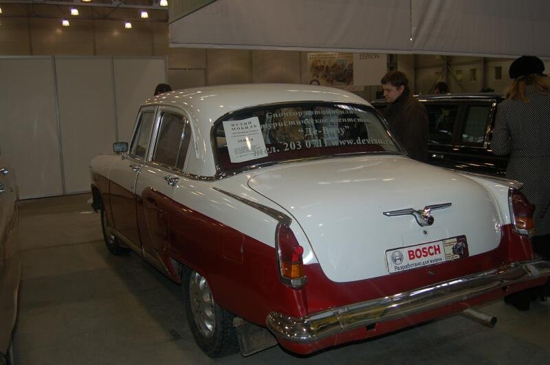 Oldtimer-выставка в Москве, 2006: красно-белый «Днепр» с Bosch-наклейкой